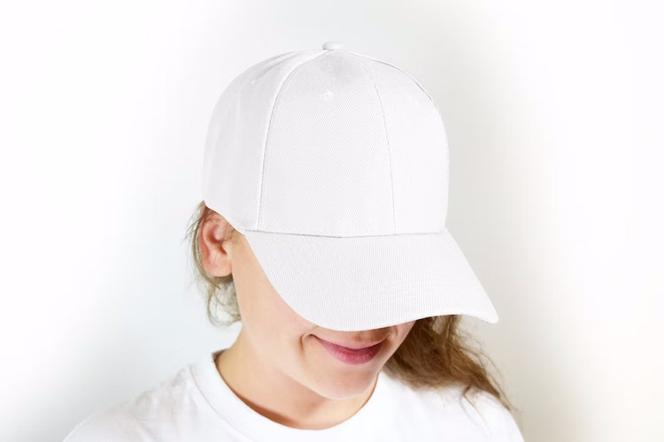 Femme qui porte une casquette blanche