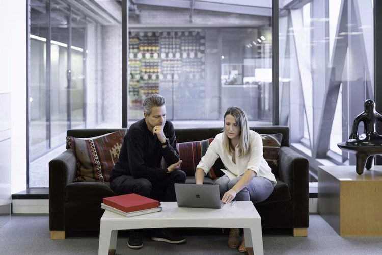 Homme et femme qui discute