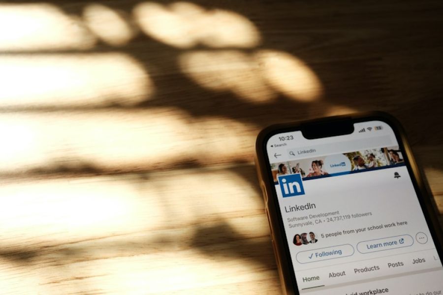 un téléphone connecté sur linkedin